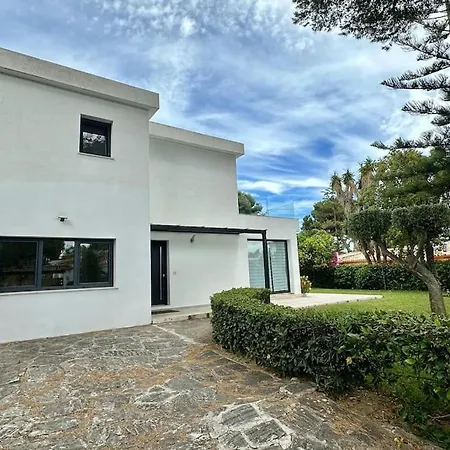 Stunning Near The Beach וילה