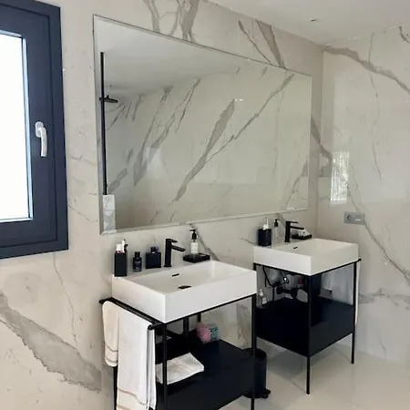 Stunning Near The Beach אסטפונה